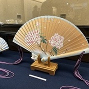 【ことしるべ美術クラブ スタッフおすすめのアートスポットVol.313】第4回手馴草展「京都日本画家による扇子展」